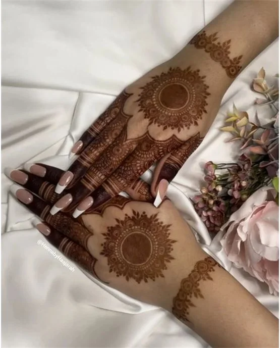 Diamond Inspired Glamorous Back Hand Mehndi Design Diamond Inspired Glamorous Back Hand Mehndi Design